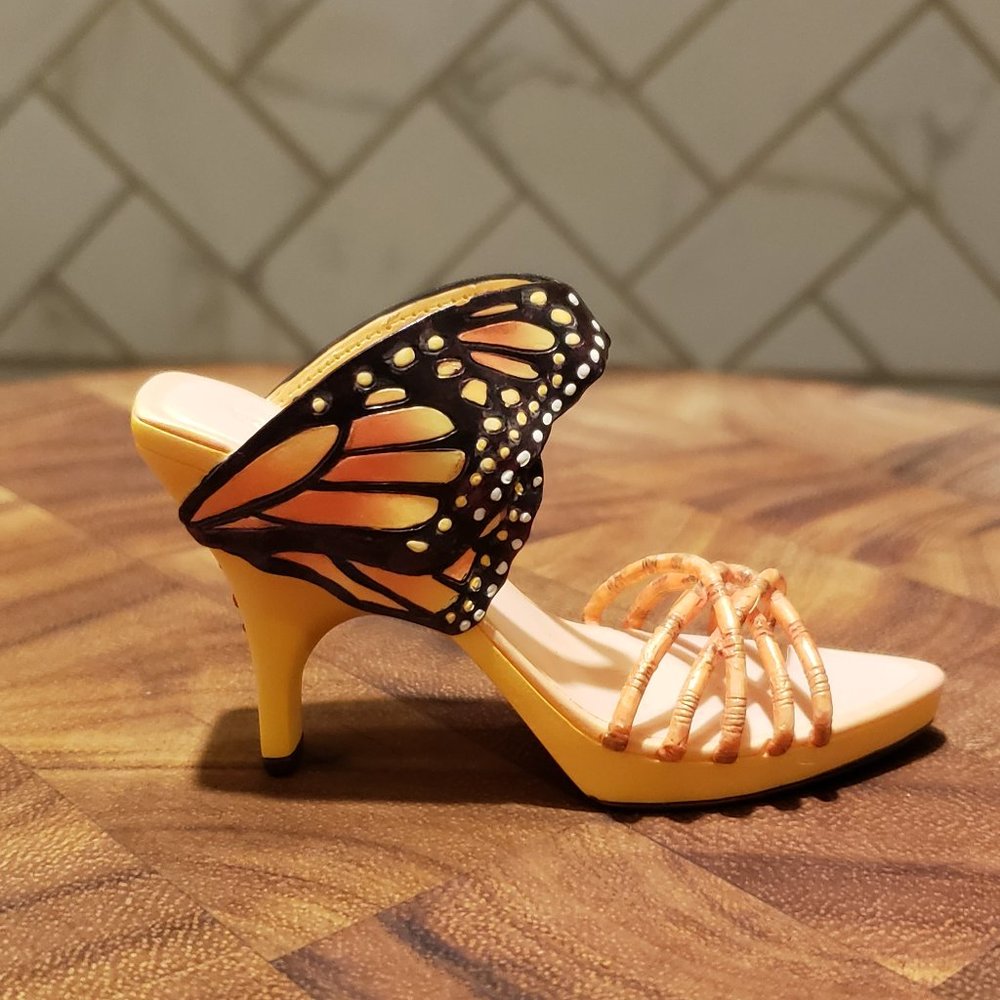 Just the Right Shoe, Monarch, 25364, 2003